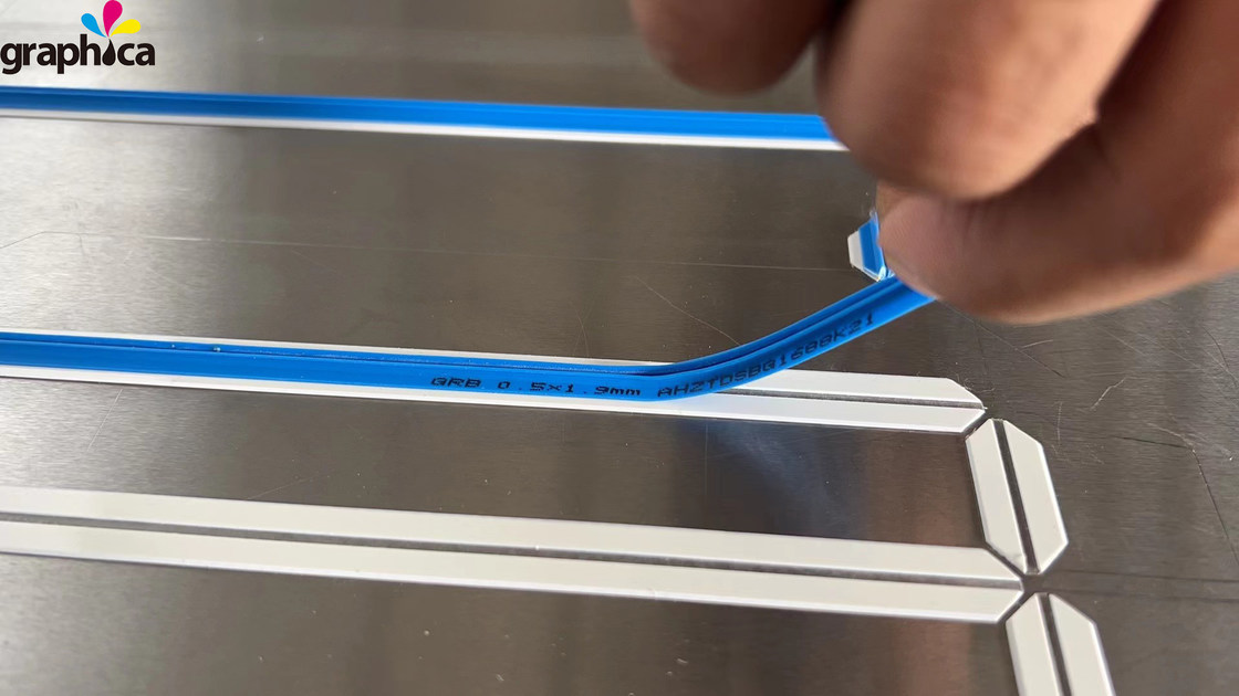 가장 많이 팔린 블루 아웃박스 그래픽 플라스틱 다이 커팅 크레이싱 매트릭스 인쇄 재료