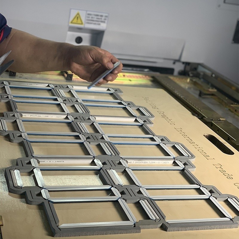 최고 판매 GRB PVC 크레이징 매트릭스 1.0mm 채널 너비와 흰색 로케이터 색상