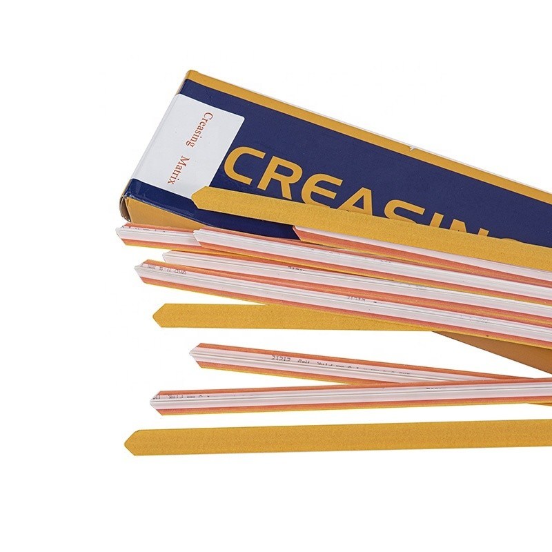 큰 공장에서 대량 생산을 위해 녹색 종이 크리싱 매트릭스