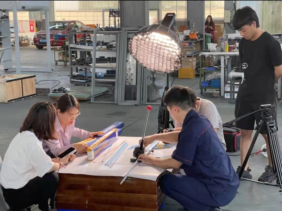 간편한 수동 강철 룰 굽기 기계 CNC 굽기 직물 무게 43kg