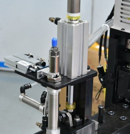 비디오 기술 지원 그래픽10 및 강철 규칙 절단 다이를위한 강철 막 굽기